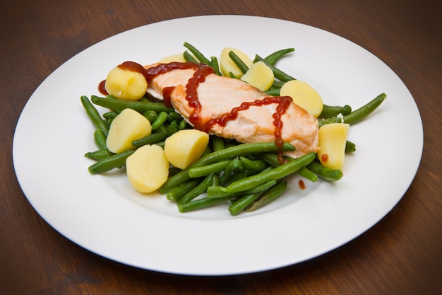 Zalmfilet met aardappelen en sperziebonen