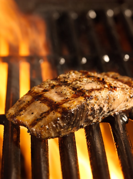 Zalmfilet op de grill met vlammen