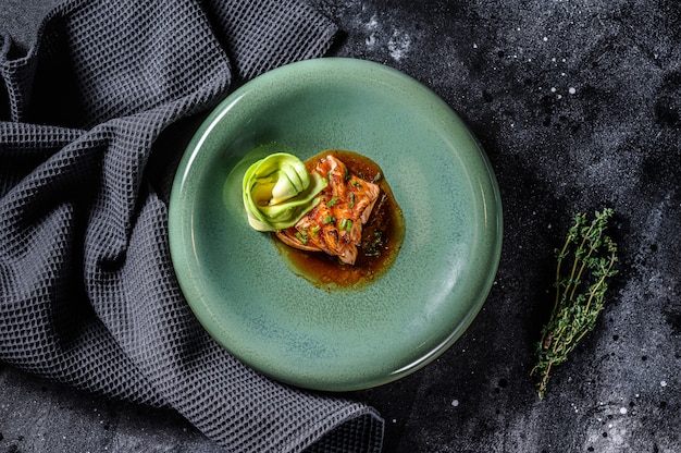 Zalmfilet tataki met avocado garnituur.