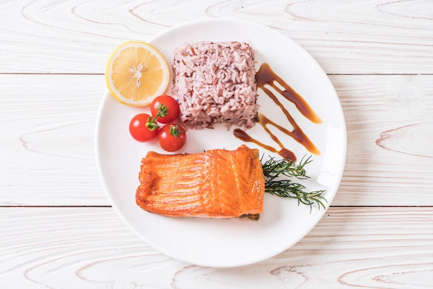 Zalmlapje vlees met Berry Rice