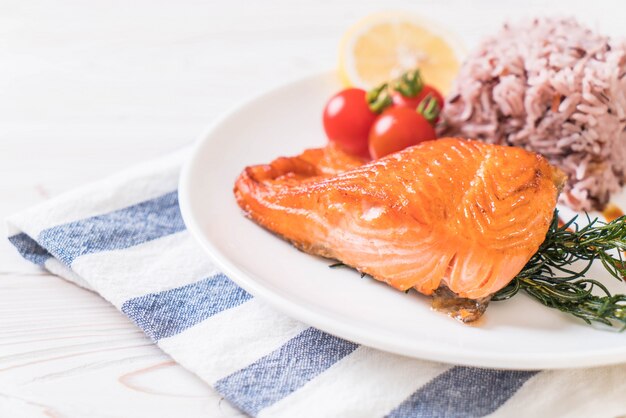 Zalmlapje vlees met Berry Rice