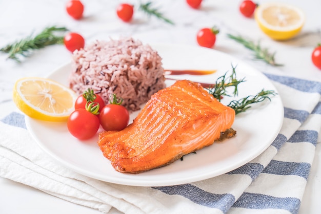 Zalmlapje vlees met Berry Rice