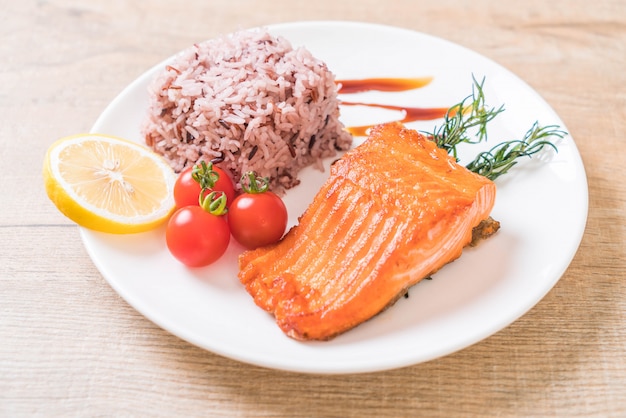 Zalmlapje vlees met Berry Rice