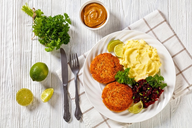 Zalmpasteitje met aardappelpuree en bietensalade