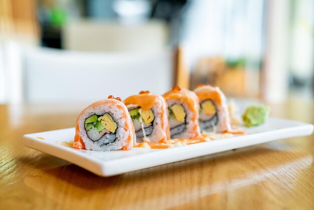 Zalmrolsushi met saus erop Japanse eetstijl