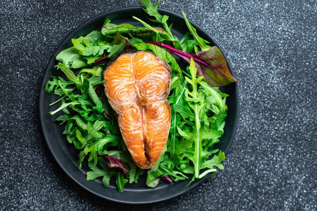 Zalmsalade groene bladeren warm gerookte vis gebakken grill BBQ zeevruchten