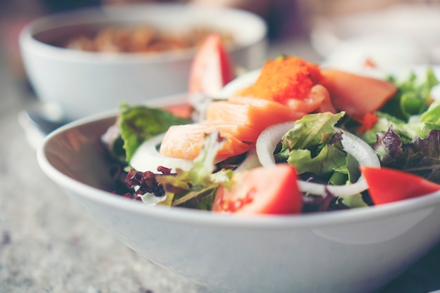 Zalmsalade met gezonde groenten