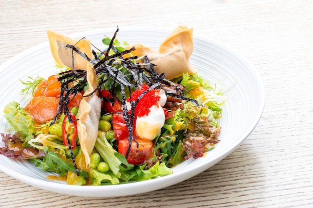 Zalmsalade met roomkaas ingelegde pompoen daikon bonen tobiko kaviaar en mango chilisaus PanAziatisch gerecht