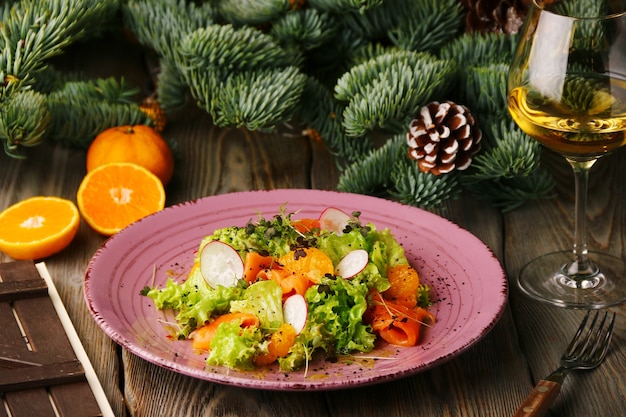 Zalmsalade met sinaasappel, guacamole en glas wijn