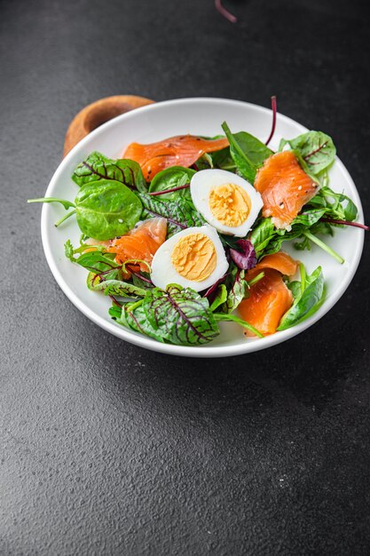 zalmsalade verse groene bladeren eiersla gezonde maaltijd voedsel dieet snack op tafel kopieer ruimte