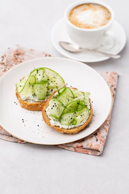 Zalmsaladekom Een Keto-genot met groene eieren en noten