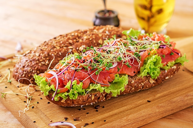 Zalmsandwich - smorrebrod met kaasroom en microgreen