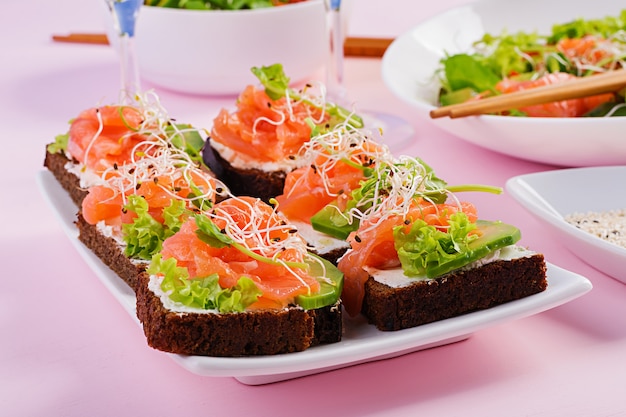 Zalmsandwiches met roomkaas en microgroen.