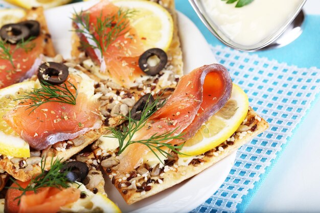 Zalmsandwiches op plaat die op wit wordt geïsoleerd