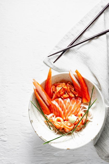 Zalmsashimi en imitatie krabstok in Japanse stijl met kimchi, wasabi.