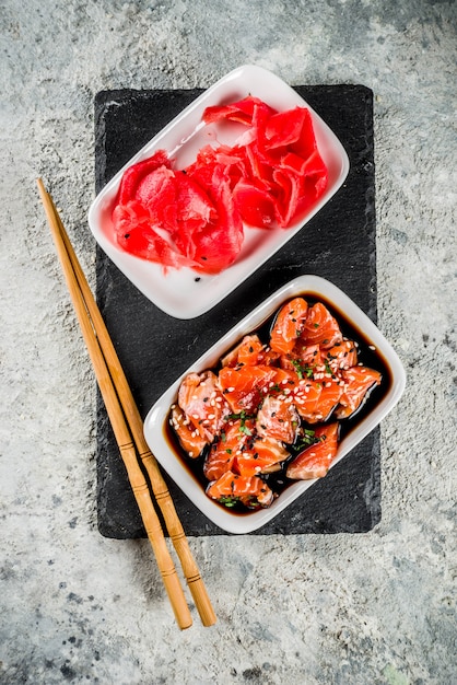 Foto zalmsashimi in marinade gegarneerd met zwart-witte sesamzaadjes