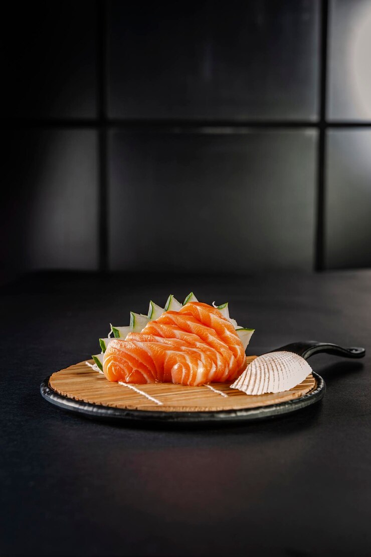 Zalmsashimi op een zwarte achtergrond