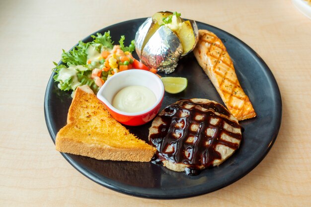 Zalmstaak met groentensalade