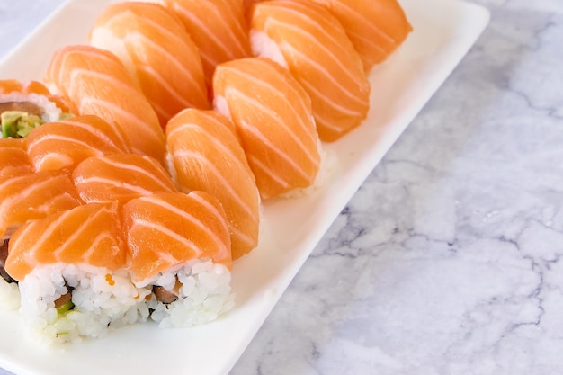 zalmsushi bord met rijst en avocado