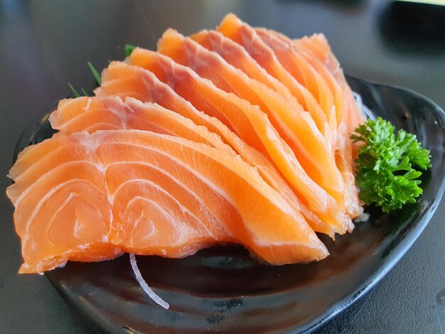 zalmsushi in een zwarte platerayong thailand september 262020