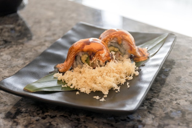 Zalmsushi met saus op bord