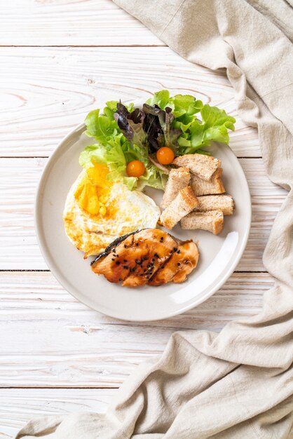 Zalmteriyaki steak met gebakken ei en salade