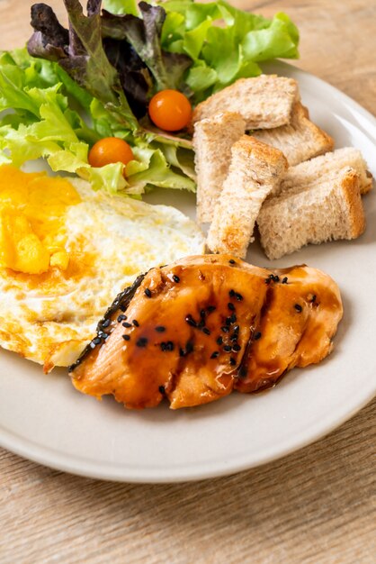 Zalmteriyaki steak met gebakken ei en salade