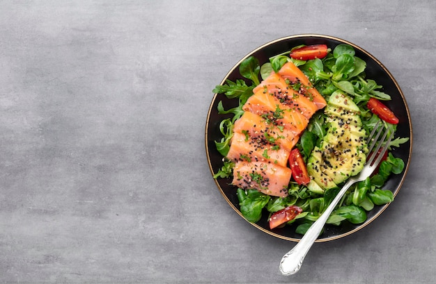 Zalmvisfilet met frisse salade, avocado bovenaanzicht.