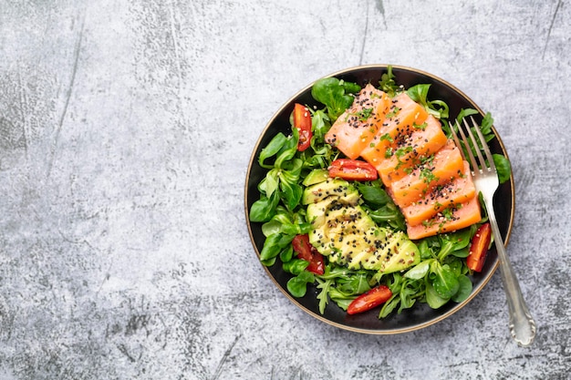 Zalmvisfilet met frisse salade, avocado bovenaanzicht.