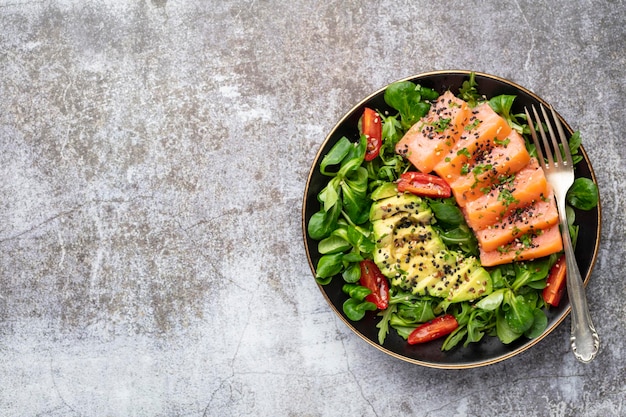 Zalmvisfilet met frisse salade, avocado bovenaanzicht.