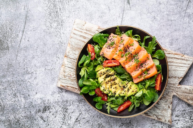 Zalmvisfilet met frisse salade avocado bovenaanzicht