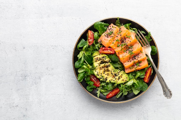 Zalmvisfilet met frisse salade avocado bovenaanzicht