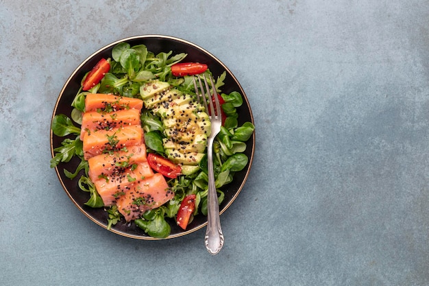 Zalmvisfilet met frisse salade avocado bovenaanzicht