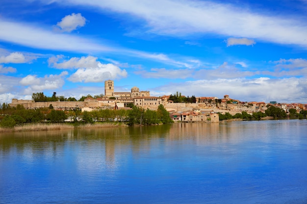 Zamora-horizon door Duero-rivier van Spanje