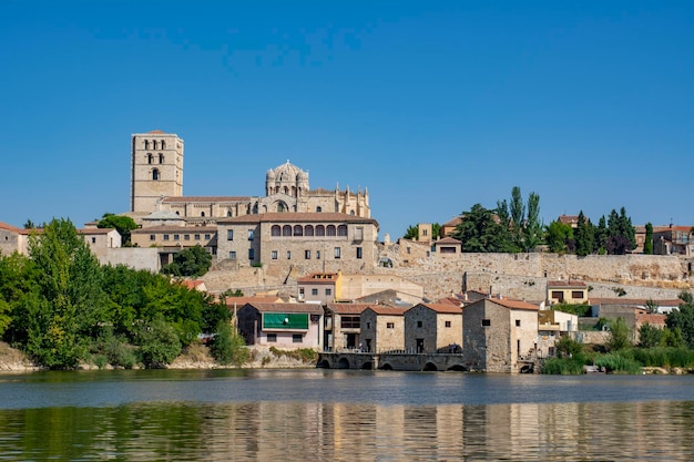 Zamora panoramische kathedraalstad met de rivier de Duero