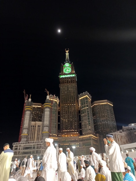 Photo zamzam tower in the night