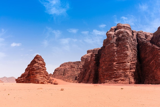 Zand en bergen van de Wadi Rum-woestijn in het prachtige landschap van Jordanië