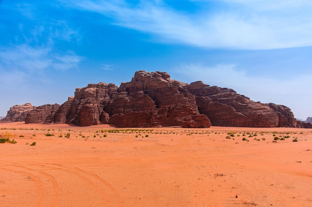 Zand en bergen van de Wadi Rum-woestijn in het prachtige landschap van Jordanië
