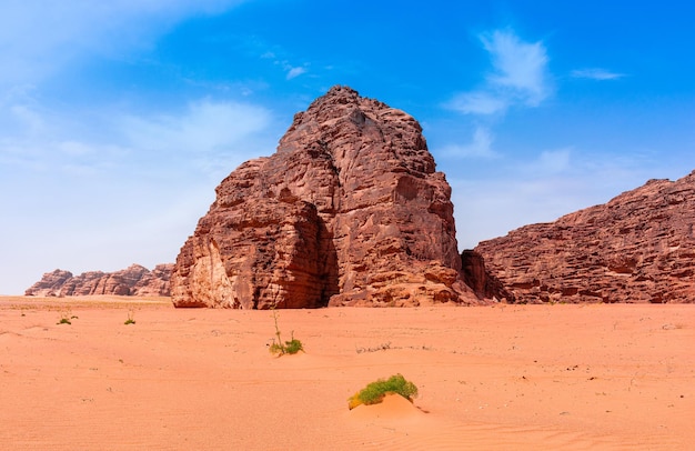 Zand en bergen van de Wadi Rum-woestijn in het prachtige landschap van Jordanië