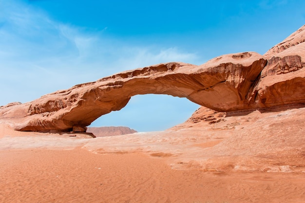 Zand en bergen van de Wadi Rum-woestijn in het prachtige landschap van Jordanië