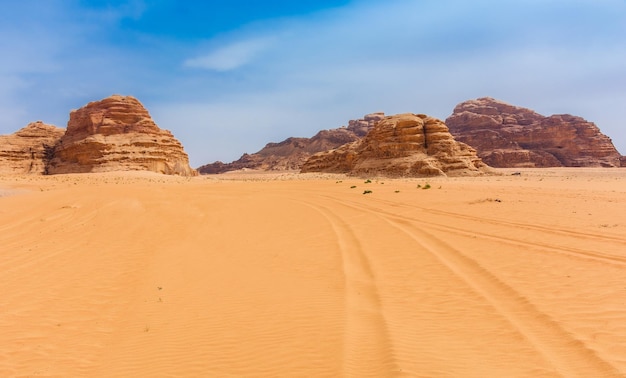 Zand en bergen van de wadi rum-woestijn in het prachtige landschap van jordanië