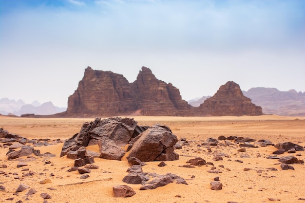 Zand en bergen van de Wadi Rum-woestijn in het prachtige landschap van Jordanië