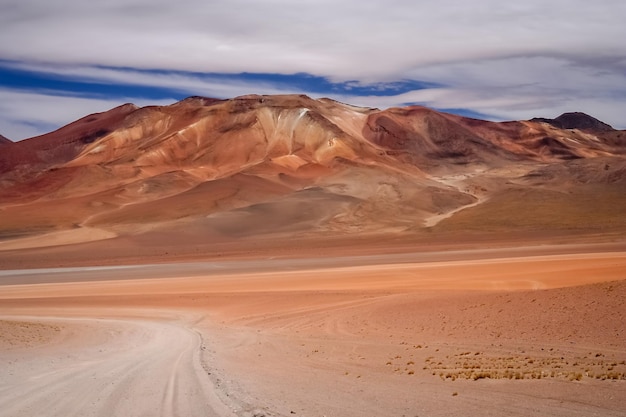 Zand- en onverharde woestijnweg door Altiplano