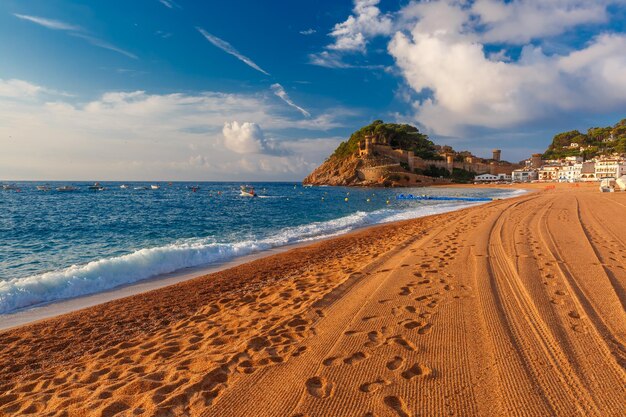 Zand gran platja strand en fort in de ochtend in tossa de mar op costa brava catalunya spanje