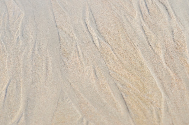 Foto zand langs de zee is een wazig patroon achtergrond.