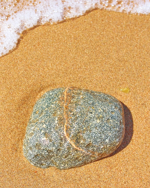 Zand met rots bij een strand macrofotografie.