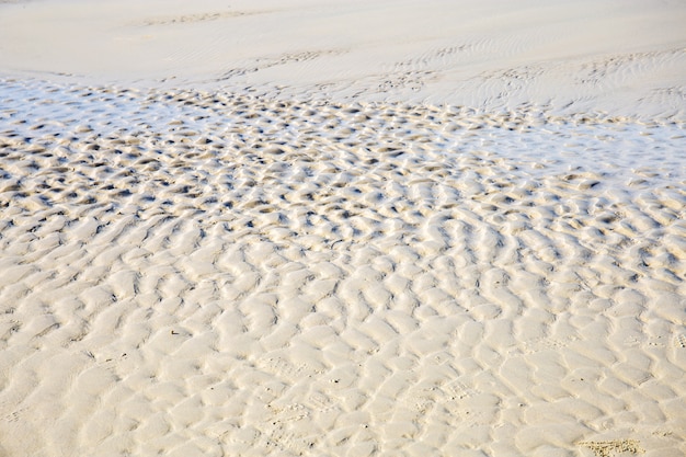 Zand op het strand met achtergrond.