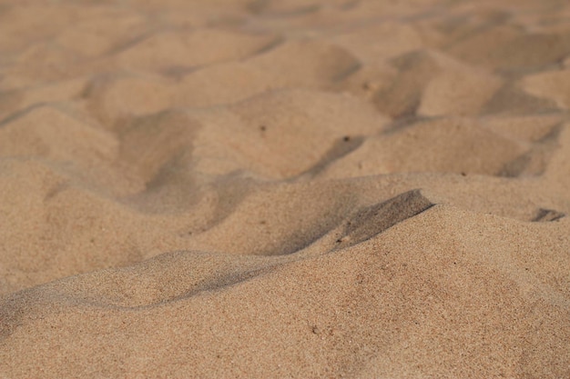 zand op het strand met warm zonsonderganglicht