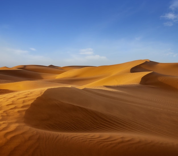 Zand waait over zandduinen in de wind