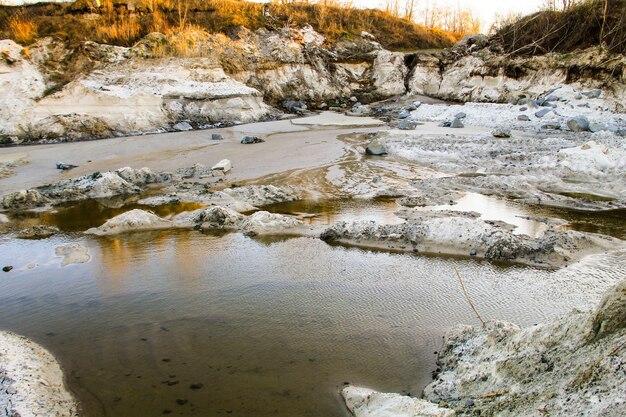 Zandbak met water in steengroeve